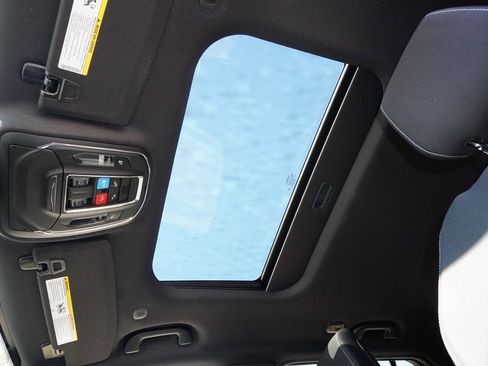 Used 2024 Jeep Grand Cherokee Laredo X w/ Trailer Tow Package image 10