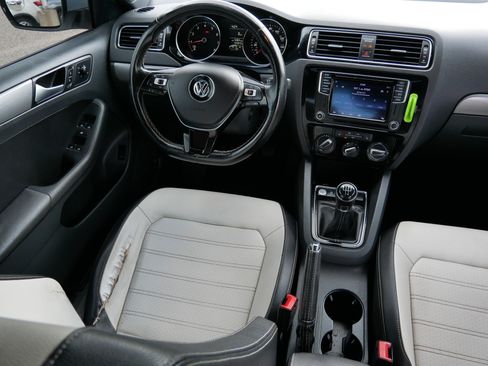 Used 2016 Volkswagen Jetta Sport FWD image 9