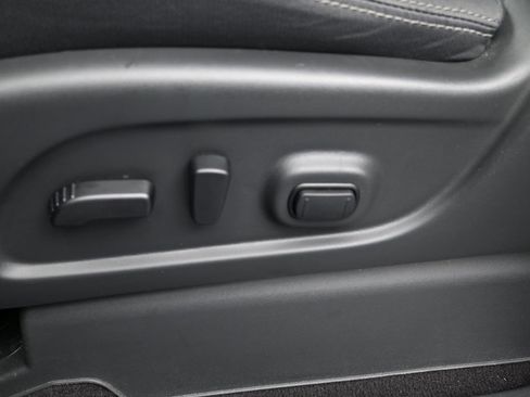 Used 2024 Nissan Titan SV w/ SV Convenience Package image 11