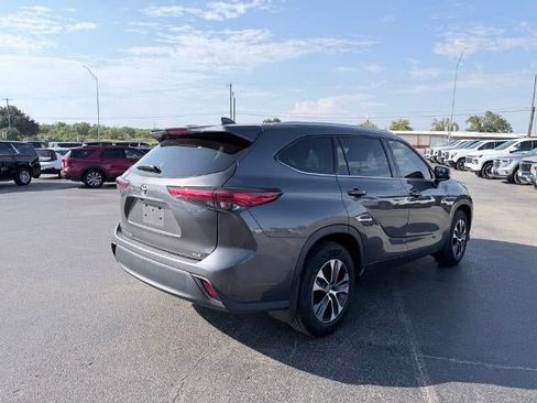 Used 2022 Toyota Highlander XLE FWD image 5