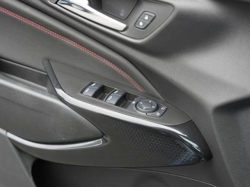 Used 2025 Chevrolet Trax RS w/ Sunroof Package image 29