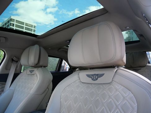Used 2021 Bentley Flying Spur W12 image 19