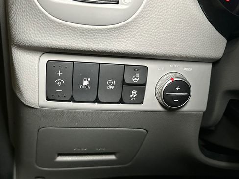 Used 2018 Kia Soul EV + w/ Sun & Fun Package image 22