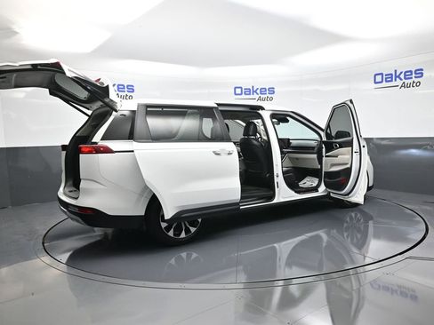 Used 2024 Kia Carnival EX image 56