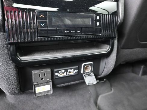 Used 2024 Jeep Wagoneer Series II AWD/4WD image 19