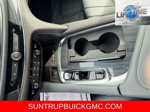 Used 2024 Buick Enclave Essence image 13