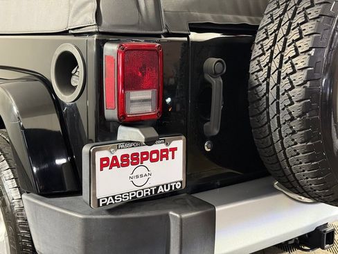 Used 2015 Jeep Wrangler Sahara w/ Connectivity Group AWD/4WD image 9