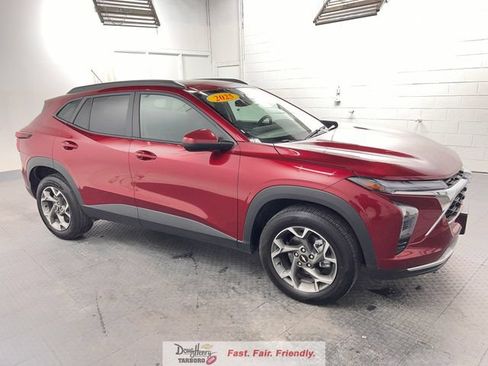 Used 2025 Chevrolet Trax LT w/ LT Convenience Package FWD image 3