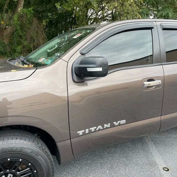 Used 2018 Nissan Titan SV AWD/4WD image 2