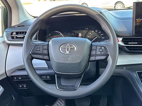 Certified 2025 Toyota Sienna LE image 28