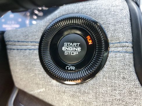 Used 2023 Jeep Compass Latitude image 30