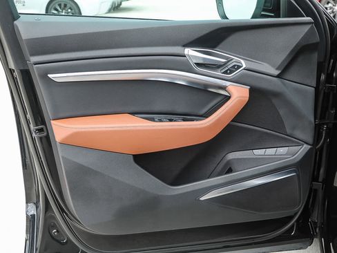 Used 2022 Audi e-tron Premium Plus w/ Premium Plus Package image 24