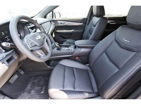 New 2025 Cadillac XT5 Luxury image 6