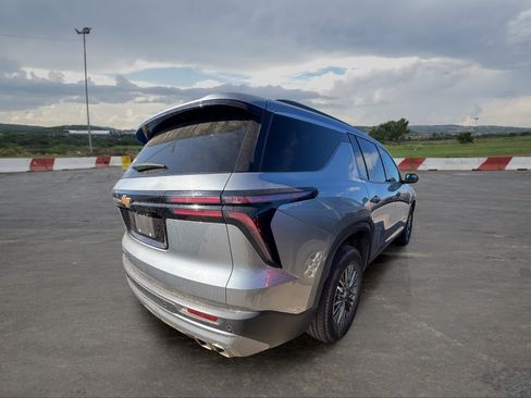 Used 2025 Chevrolet Traverse LT AWD/4WD image 3