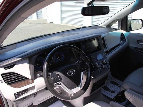 Used 2017 Toyota Sienna XLE Premium AWD/4WD image 23
