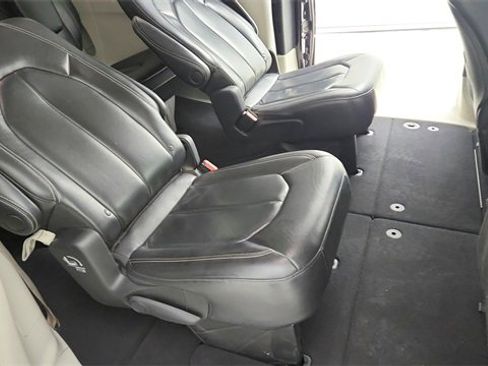 Used 2022 Chrysler Pacifica Touring-L image 21