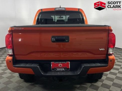 Used 2017 Toyota Tacoma TRD Off-Road w/ Premium & Technology Package AWD/4WD image 7