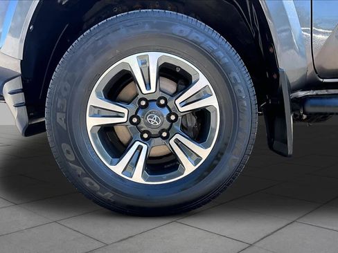 Used 2017 Toyota Tacoma TRD Sport w/ Tow Package (A/T) AWD/4WD image 11