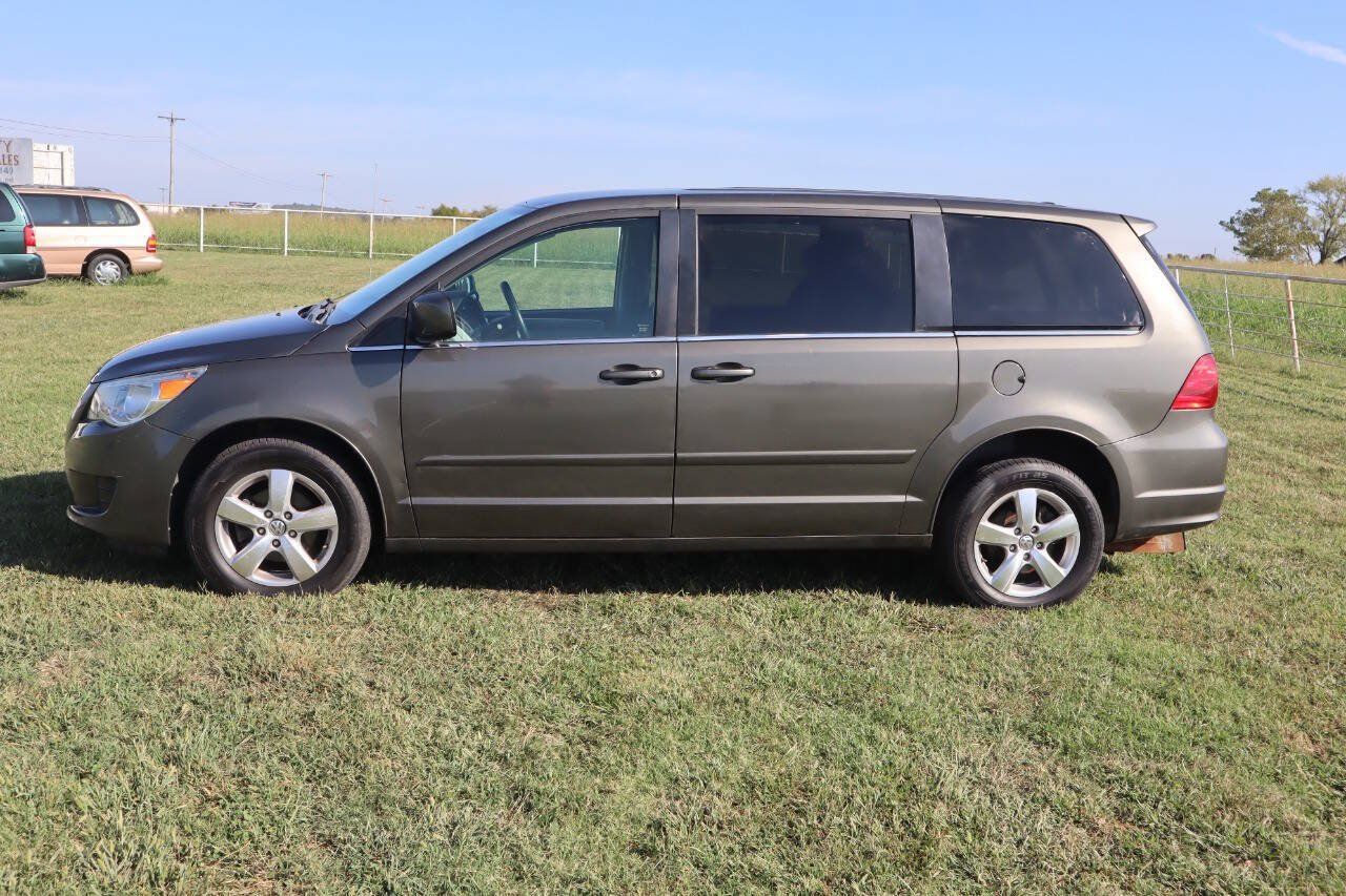 Used 2010 Volkswagen Routan SE FWD image 13