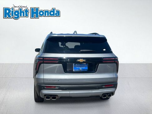 Used 2025 Chevrolet Traverse LT FWD image 10