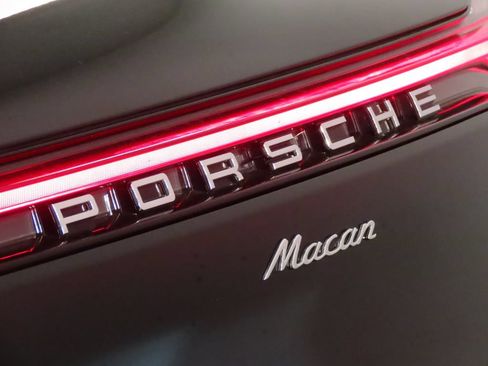 Certified 2025 Porsche Macan AWD/4WD image 12