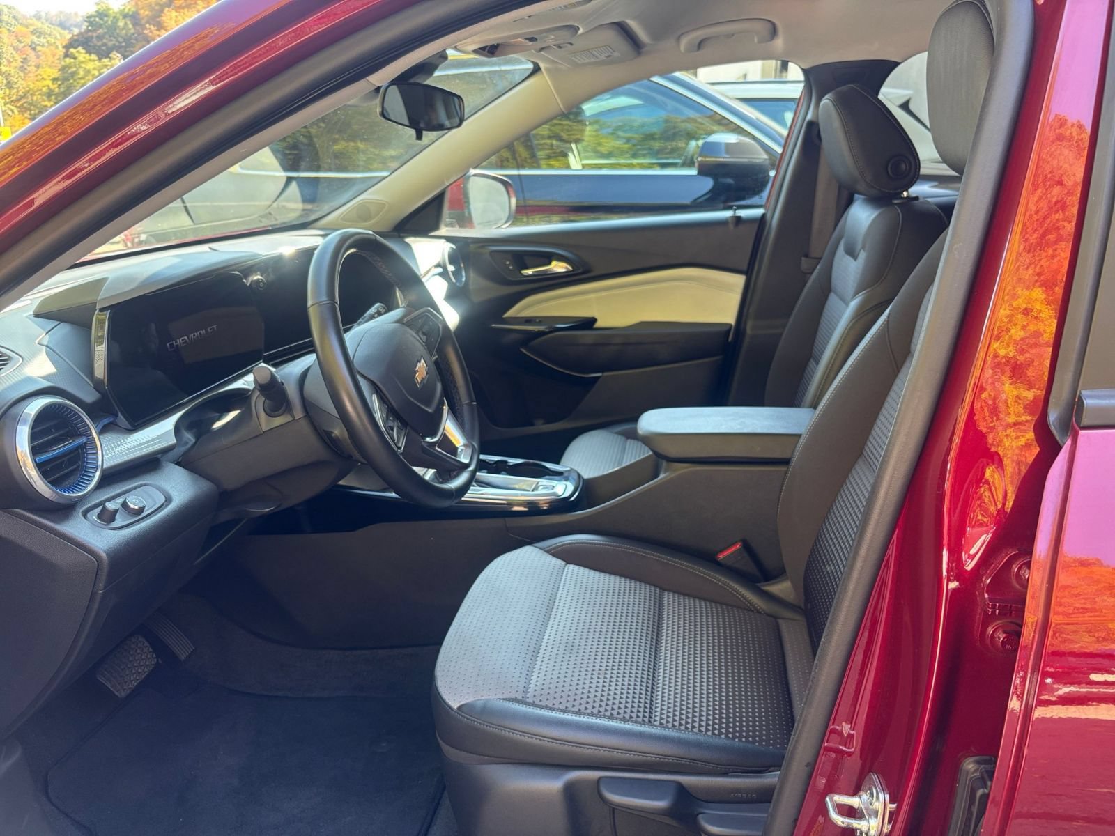 Used 2025 Chevrolet Trax LT w/ LT Convenience Package FWD image 35