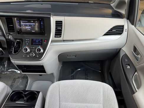 Used 2017 Toyota Sienna LE FWD image 19