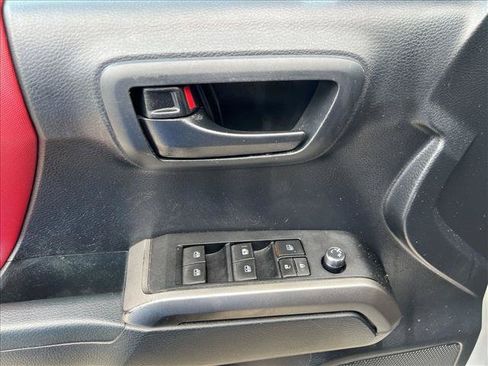 Used 2018 Toyota Tacoma SR5 RWD image 12