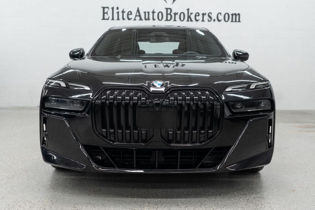 Used 2023 BMW 760i xDrive AWD/4WD image 3