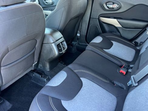 Used 2018 Jeep Cherokee Latitude w/ Safety Group FWD image 4