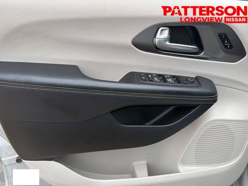 Used 2024 Chrysler Pacifica Touring-L FWD image 21