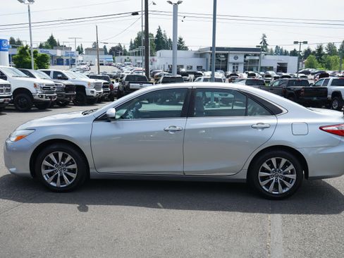 Used 2017 Toyota Camry XLE w/ Moonroof Package FWD image 2