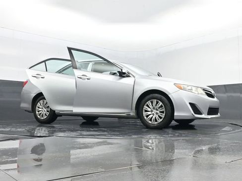 Used 2012 Toyota Camry LE image 29