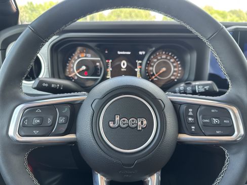 Used 2025 Jeep Wrangler Unlimited Sahara AWD/4WD image 10