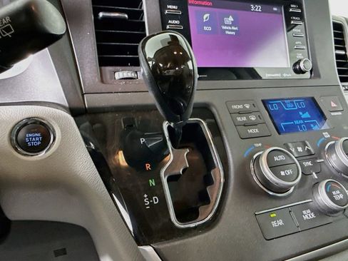 Used 2020 Toyota Sienna XLE FWD image 17
