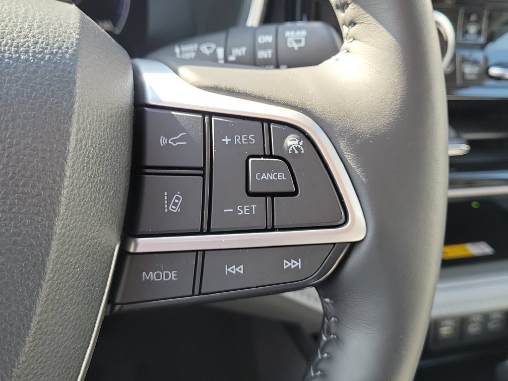 Used 2024 Toyota Highlander Limited FWD image 10