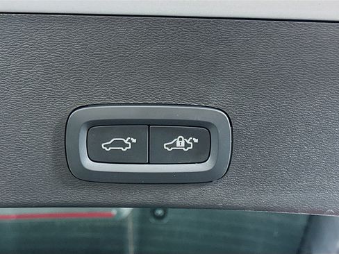 Used 2025 Volvo XC40 B5 Core image 30