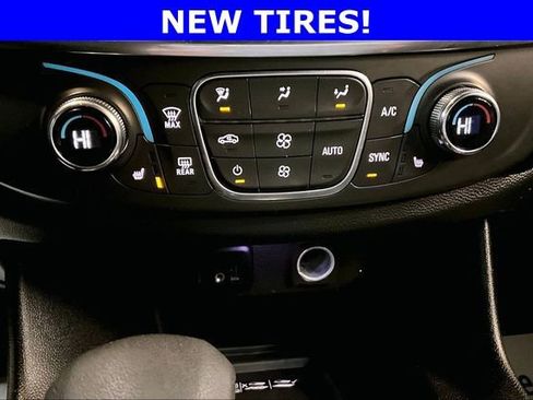Used 2023 Chevrolet Traverse LT FWD image 15