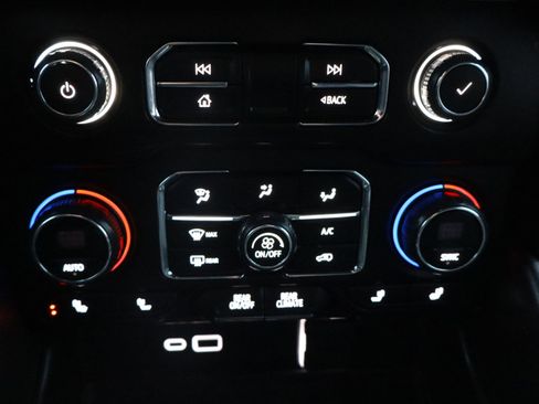 Used 2023 Chevrolet Suburban Z71 image 16