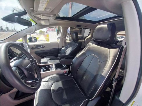 Used 2023 Chrysler Pacifica Limited FWD image 15
