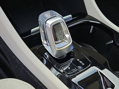 Certified 2023 Volvo XC40 B5 Plus w/ Climate Package AWD/4WD image 15