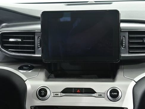 Used 2022 Ford Explorer XLT w/ Equipment Group 202A AWD/4WD image 9