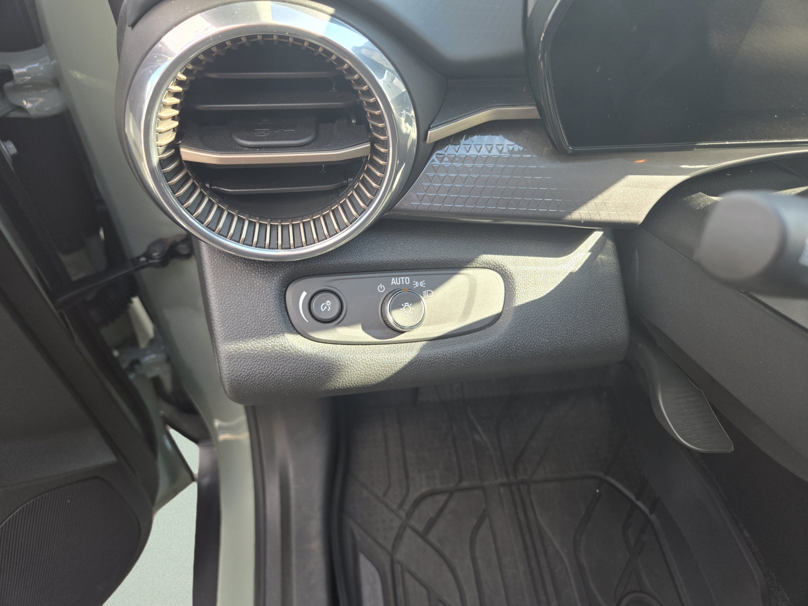 Used 2025 Chevrolet Trax ACTIV w/ Driver Confidence Package FWD image 17