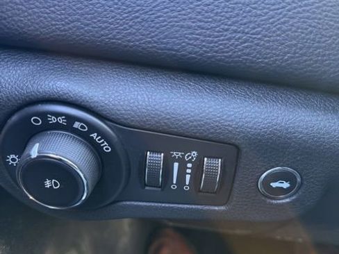 Used 2015 Chrysler 200 C w/ Navigation & Sound Group I image 17