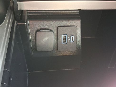 Used 2023 Ford Explorer XLT image 25