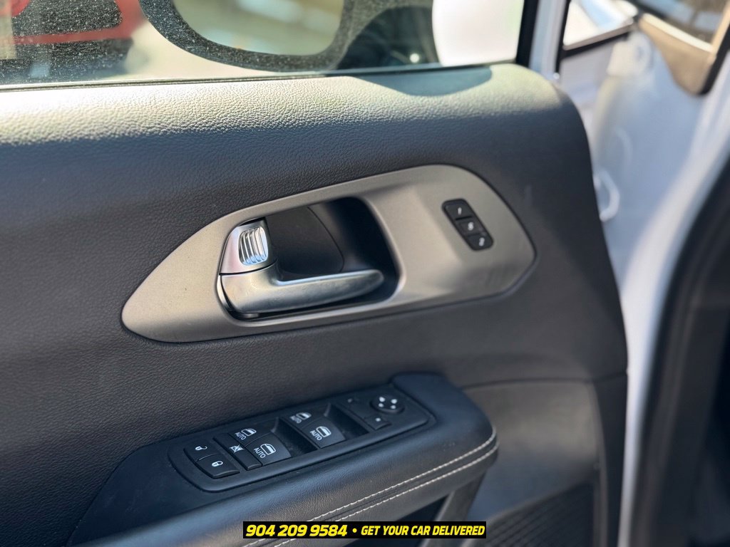 Used 2025 Chrysler Pacifica Select FWD image 13