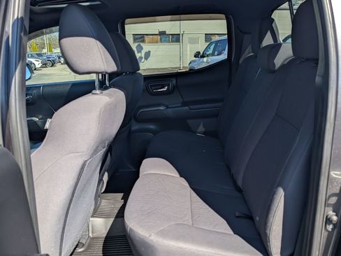 Used 2017 Toyota Tacoma TRD Sport image 15