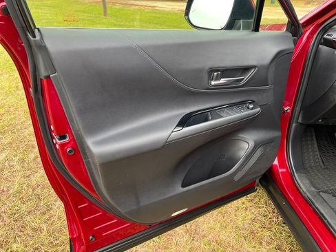 Used 2021 Toyota Venza LE w/ Carpet Mat Package (TMS) image 10