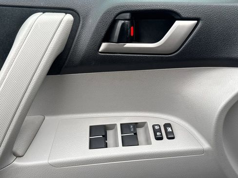 Used 2012 Toyota Highlander FWD image 11
