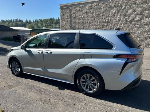 Used 2021 Toyota Sienna LE AWD/4WD image 7